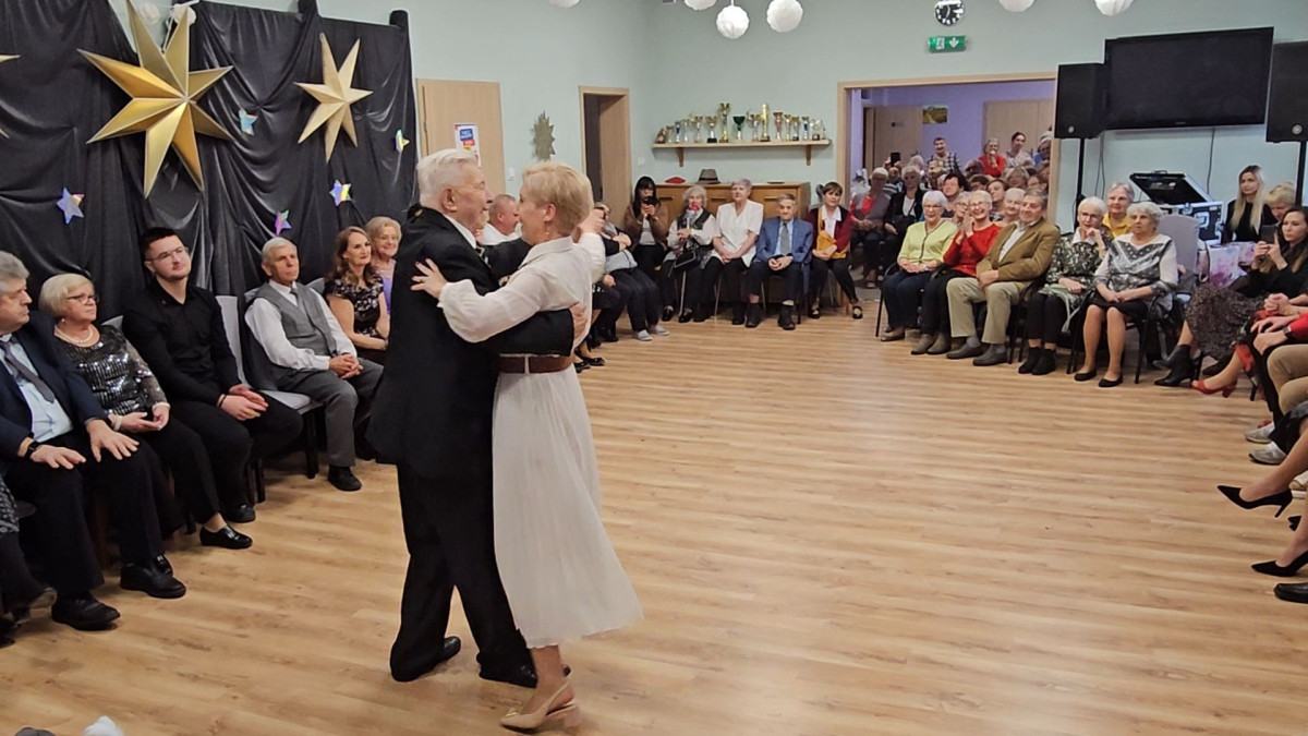 Seniorzy tańczyli z gwiazdami