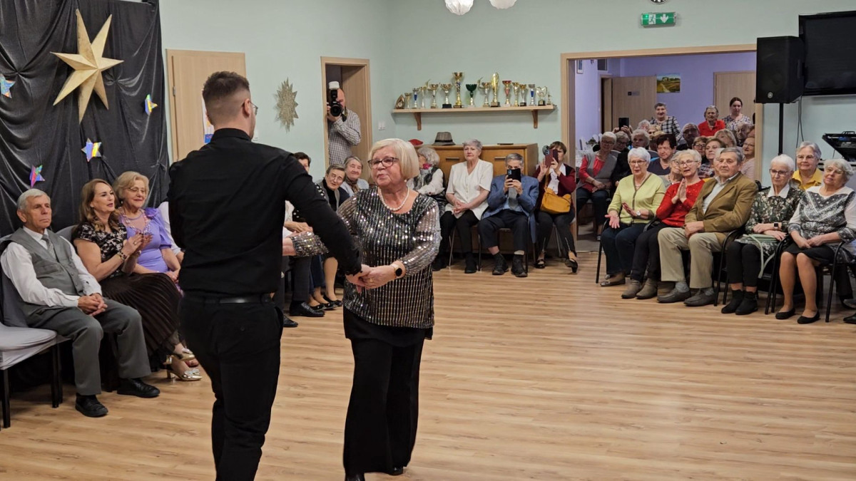Seniorzy tańczyli z gwiazdami
