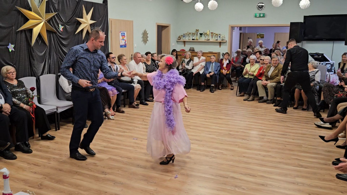 Seniorzy tańczyli z gwiazdami