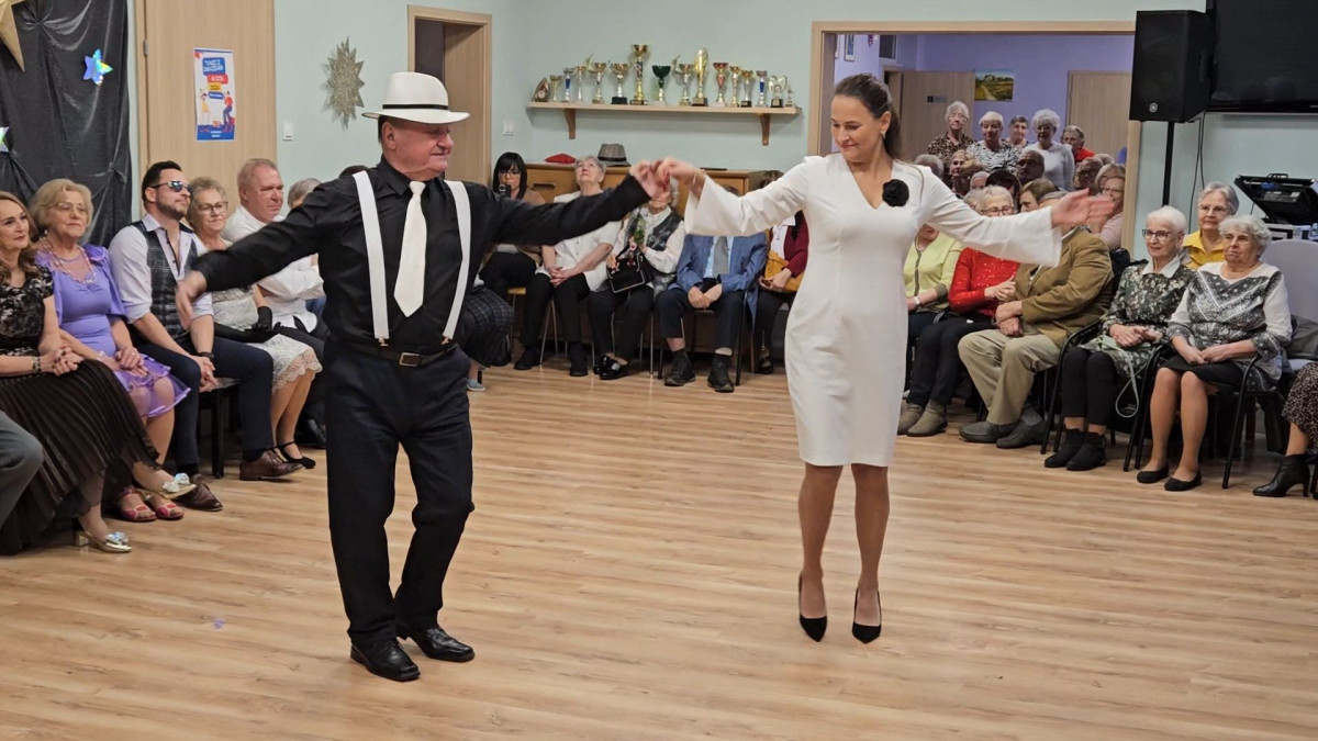 Seniorzy tańczyli z gwiazdami