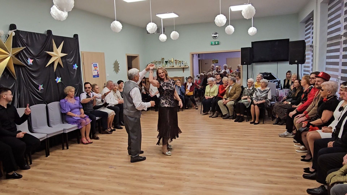 Seniorzy tańczyli z gwiazdami