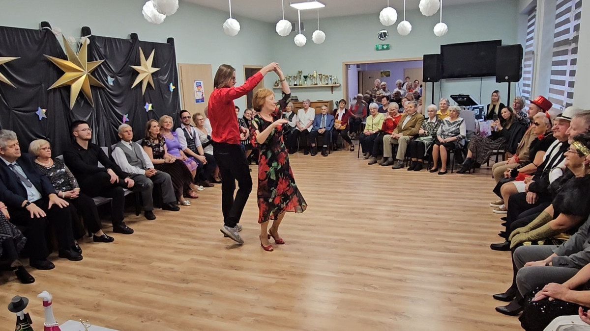 Seniorzy tańczyli z gwiazdami
