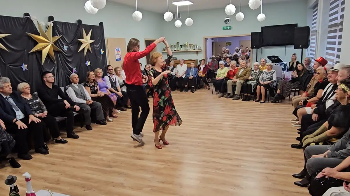 Seniorzy tańczyli z gwiazdami