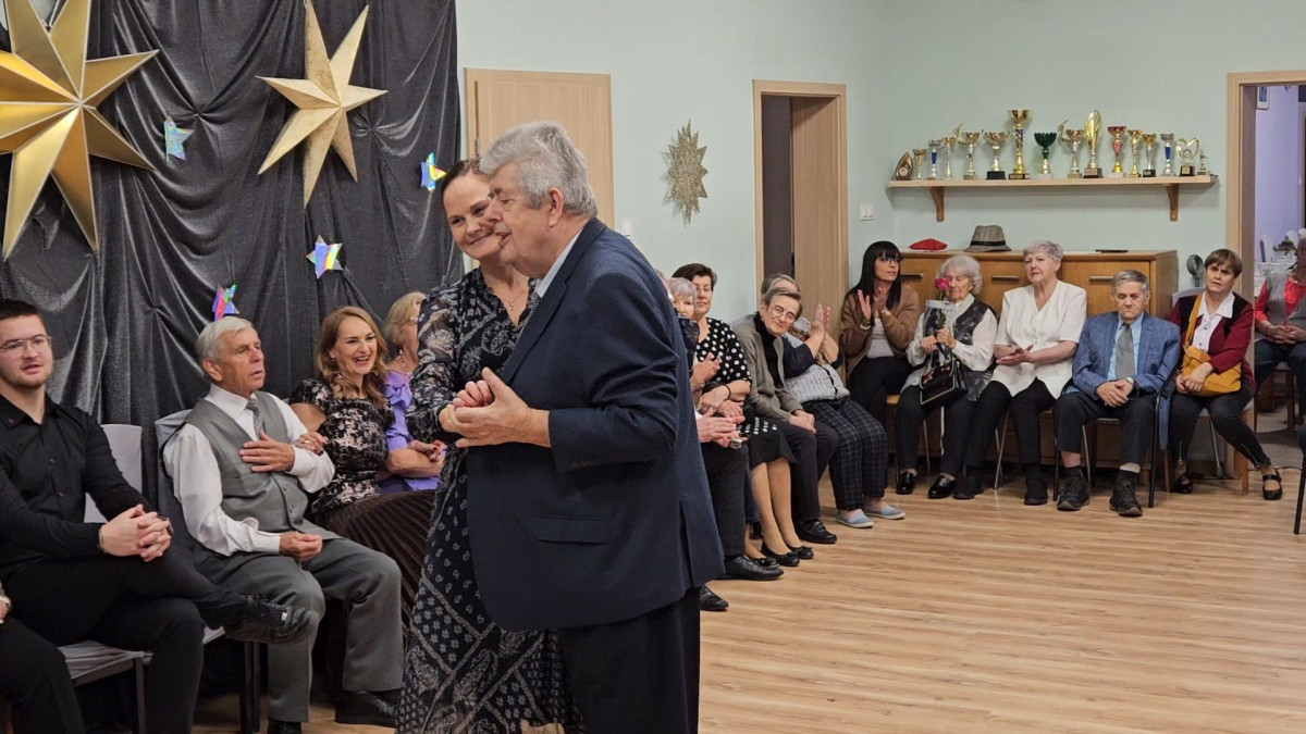 Seniorzy tańczyli z gwiazdami