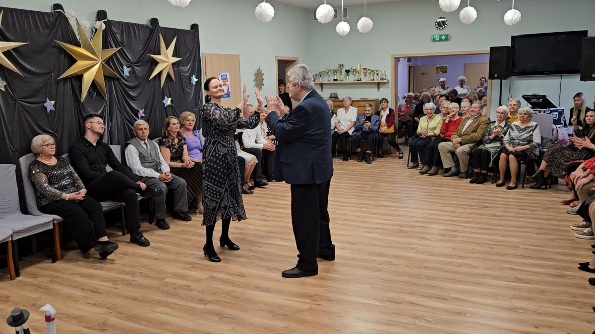 Seniorzy tańczyli z gwiazdami