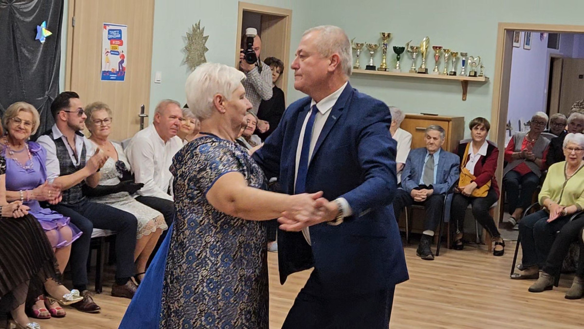 Seniorzy tańczyli z gwiazdami