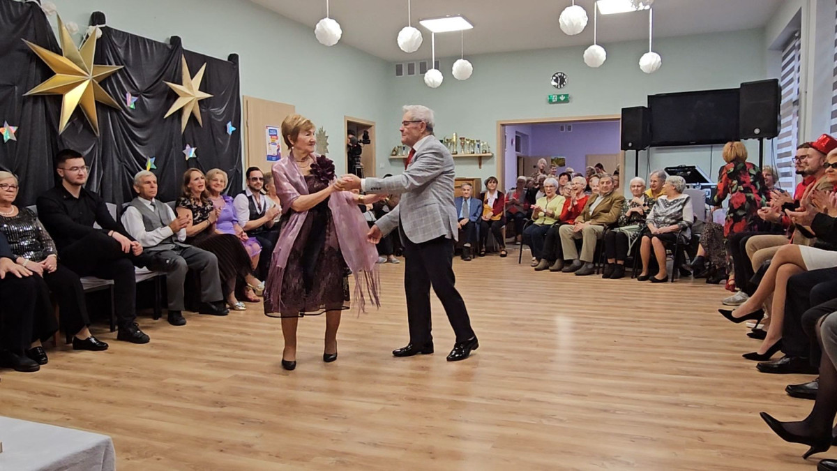 Seniorzy tańczyli z gwiazdami