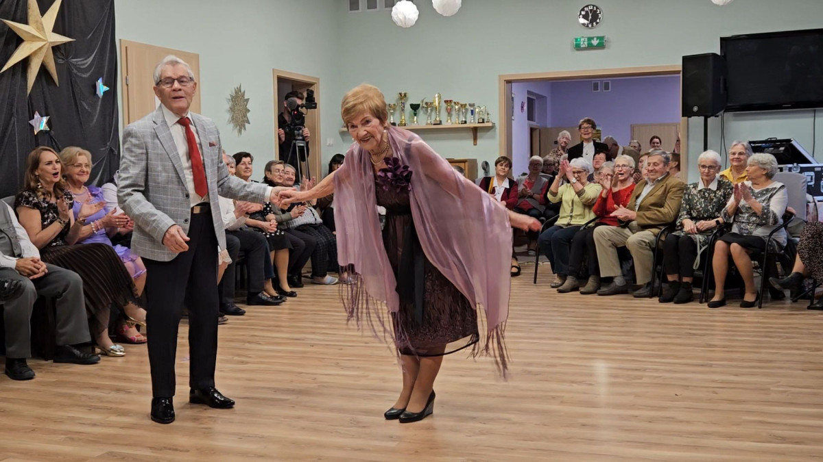 Seniorzy tańczyli z gwiazdami