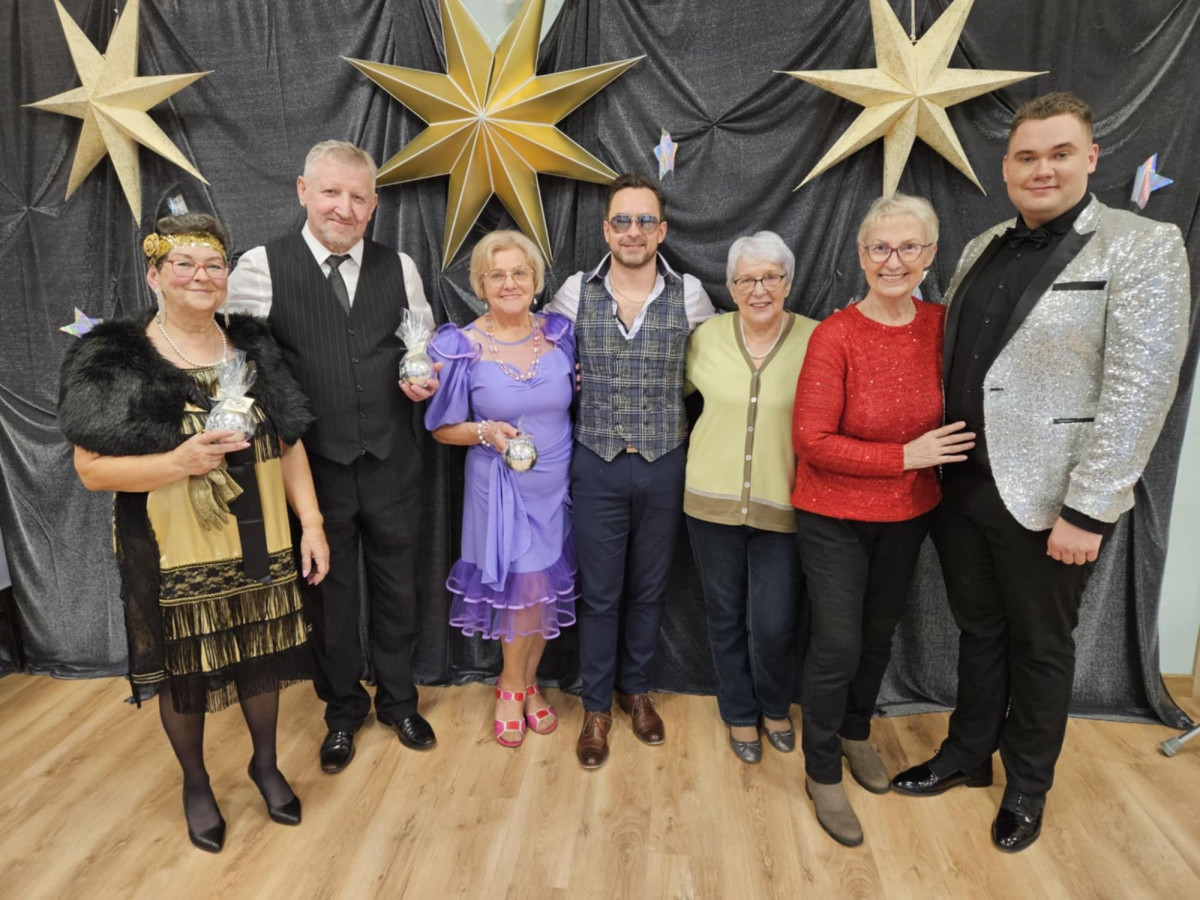 Seniorzy tańczyli z gwiazdami