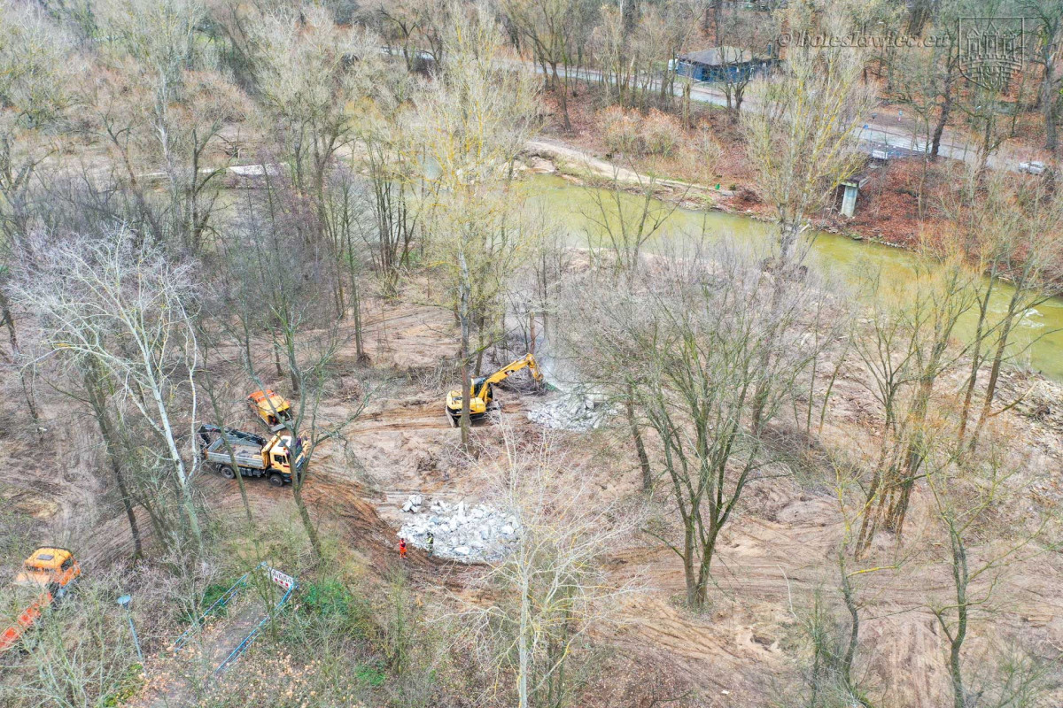 Wyburzanie kładki nad Bobrem