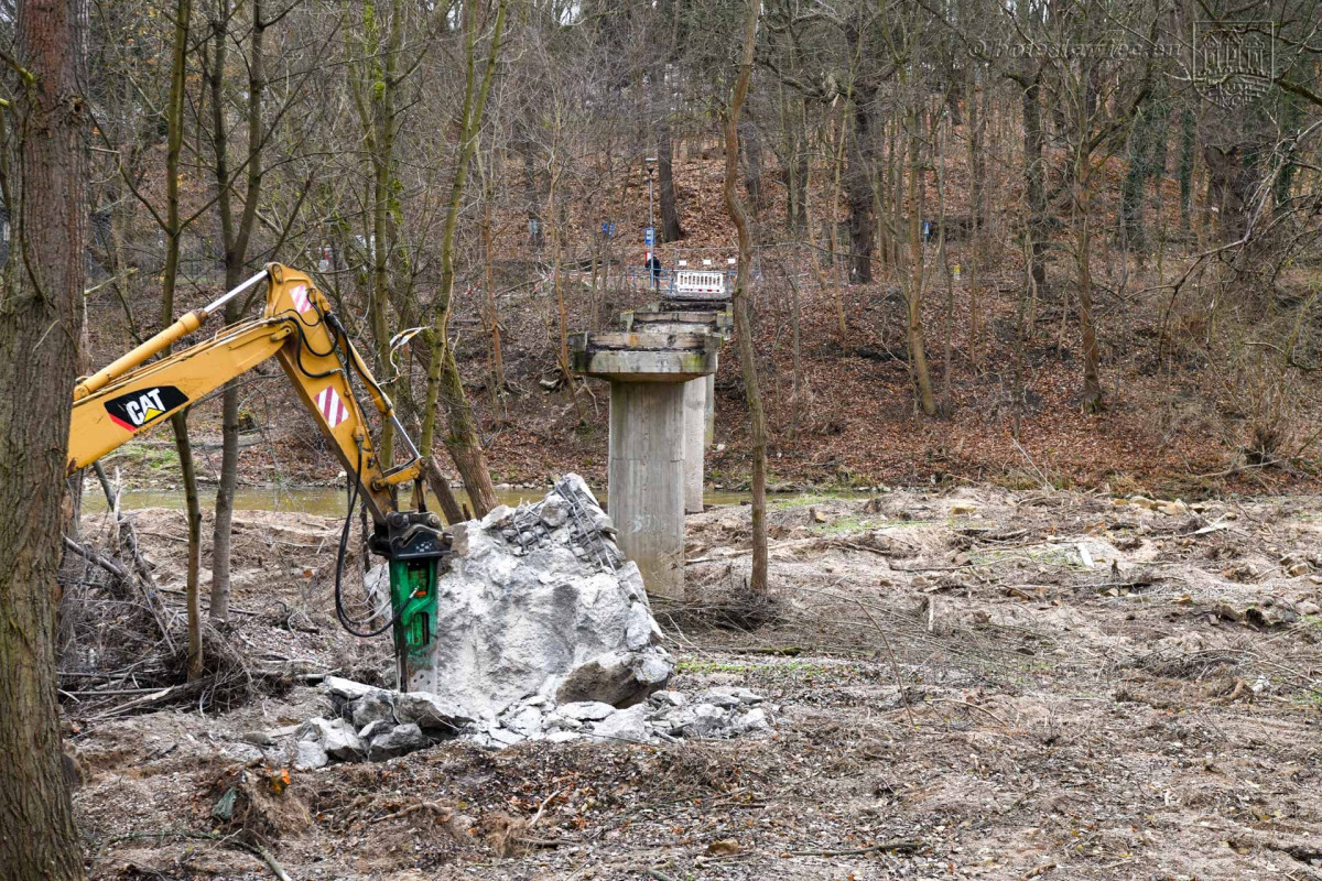 Wyburzanie kładki nad Bobrem