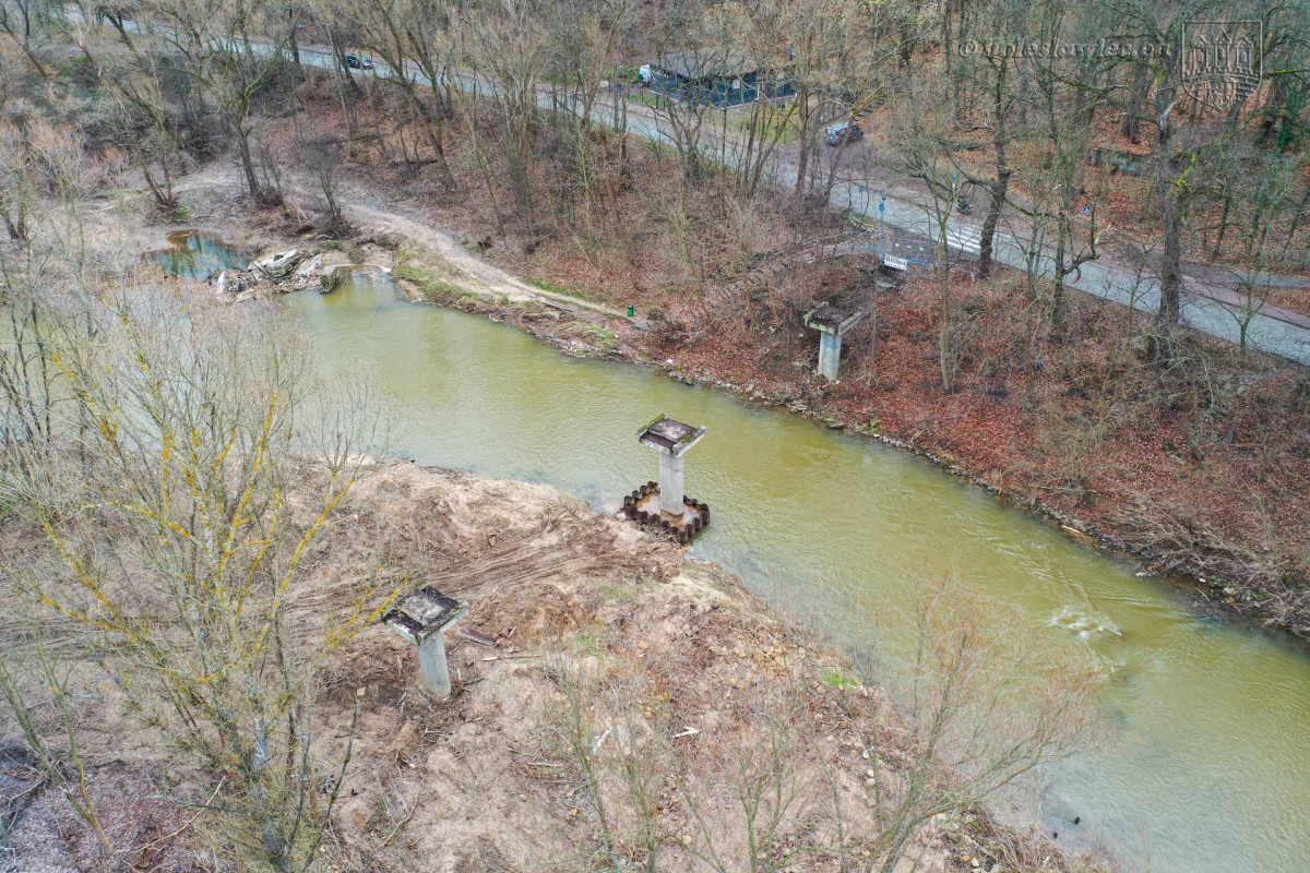 Wyburzanie kładki nad Bobrem