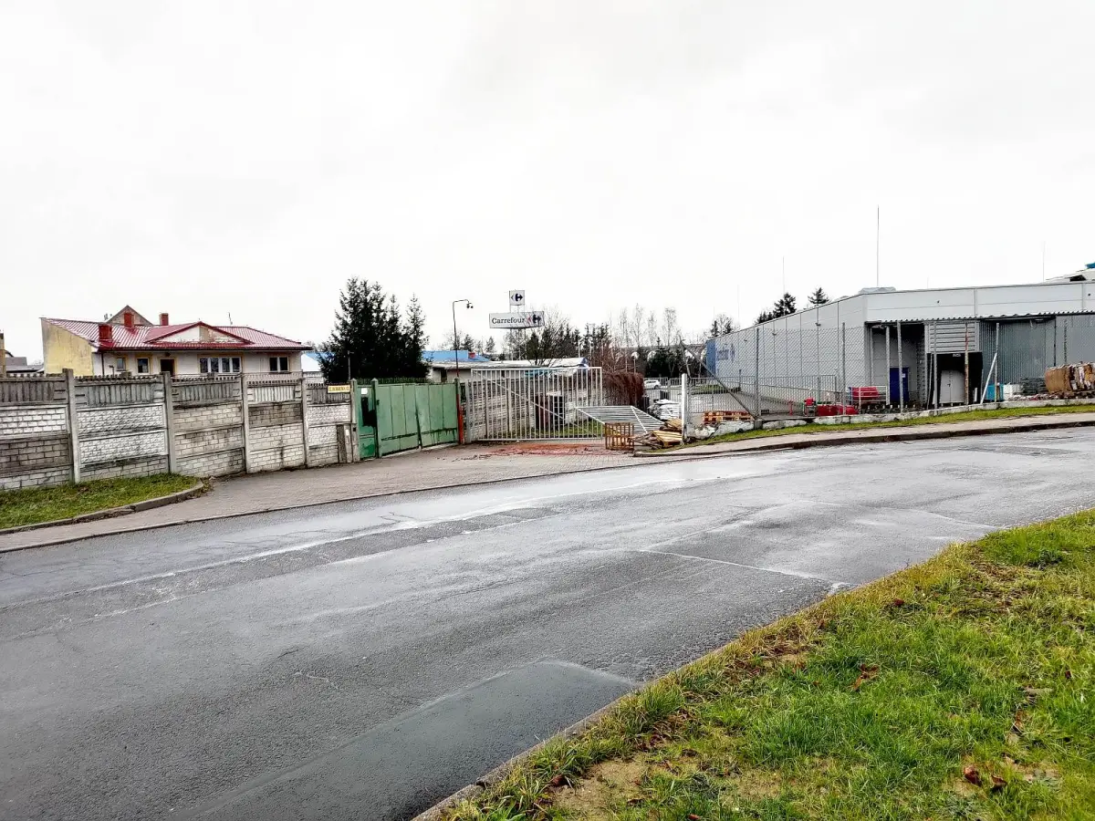 Uszkodzona brama wjazdowa na zaplecze Carrefoura w Bolesławcu