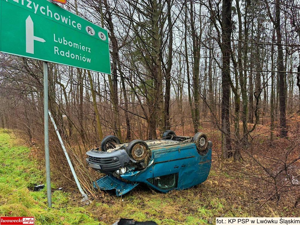Dachowanie dwóch osobówek w powiecie lwóweckim