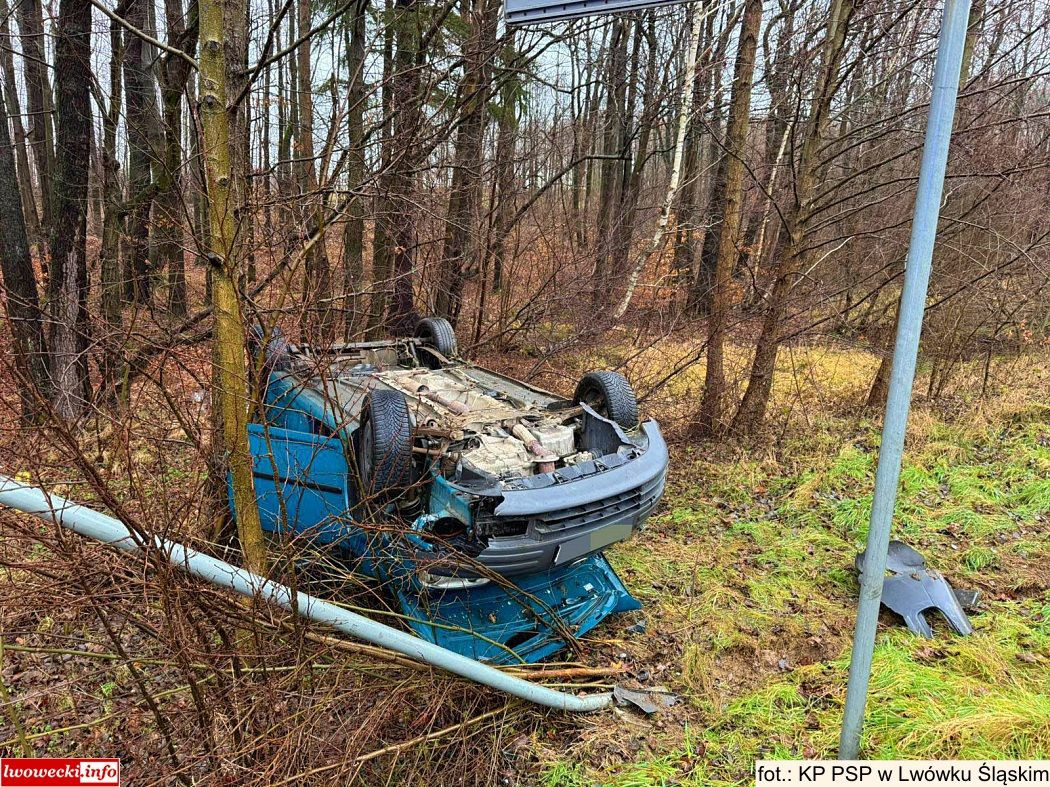 Dachowanie dwóch osobówek w powiecie lwóweckim