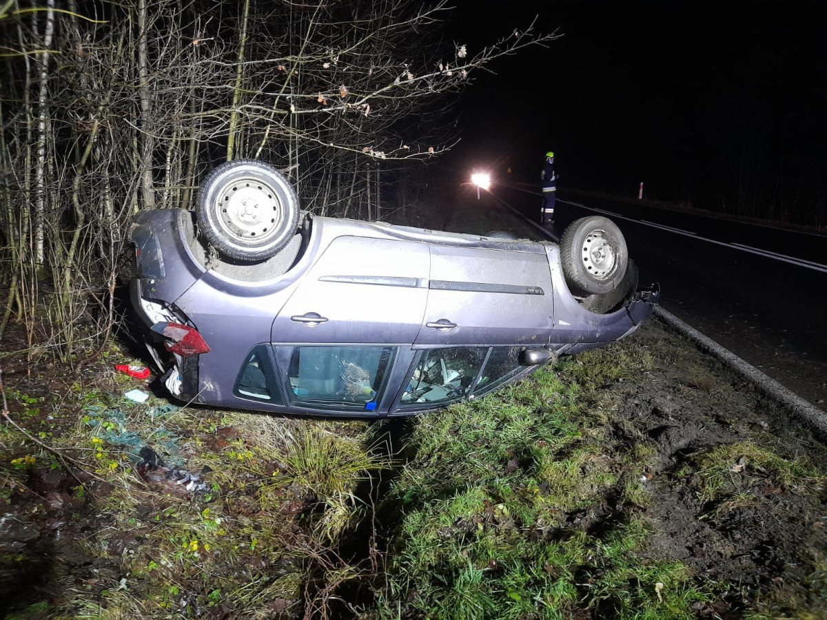 Dachowanie dwóch osobówek w powiecie lwóweckim