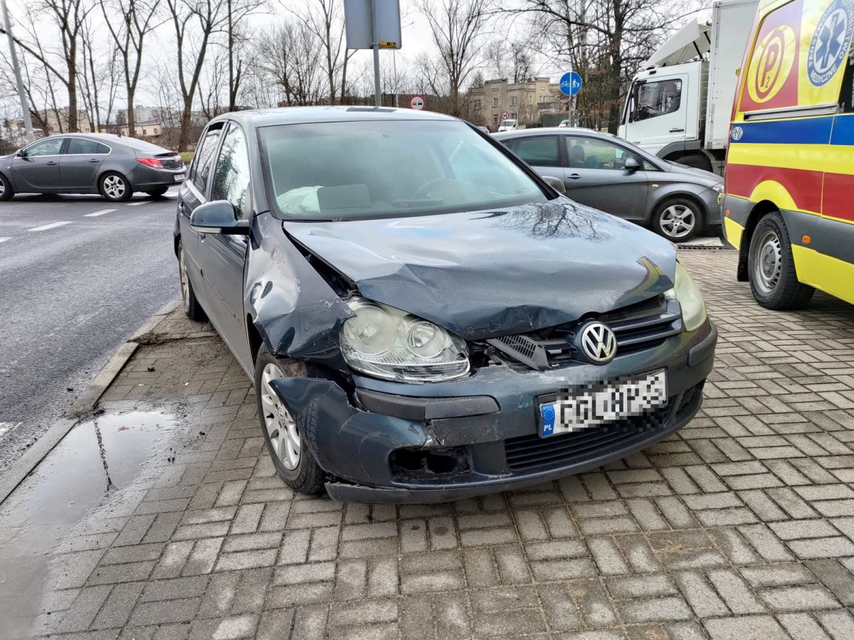 Zderzenie dwóch aut koło wiaduktu