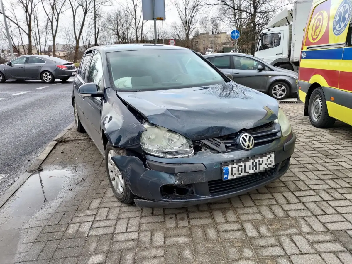 Zderzenie dwóch aut koło wiaduktu