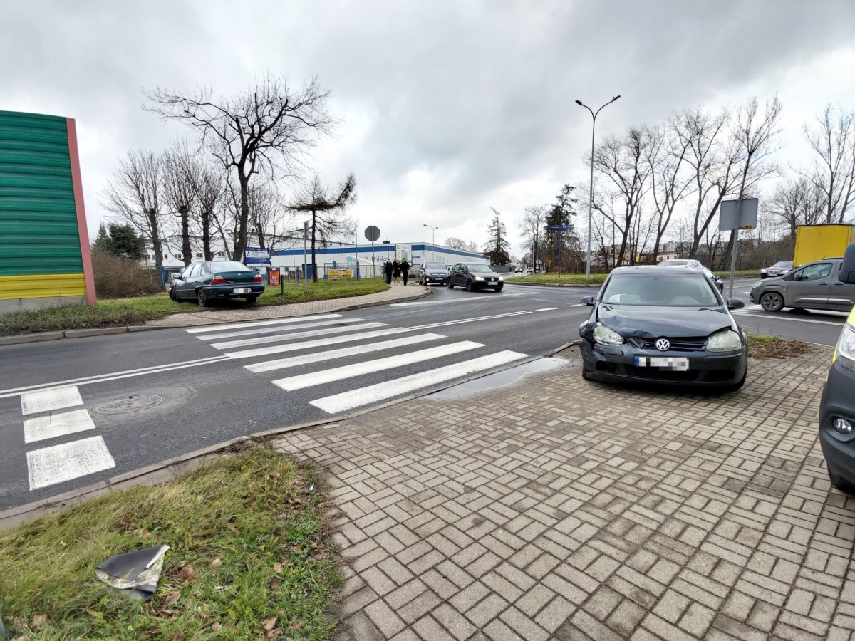 Zderzenie dwóch aut koło wiaduktu