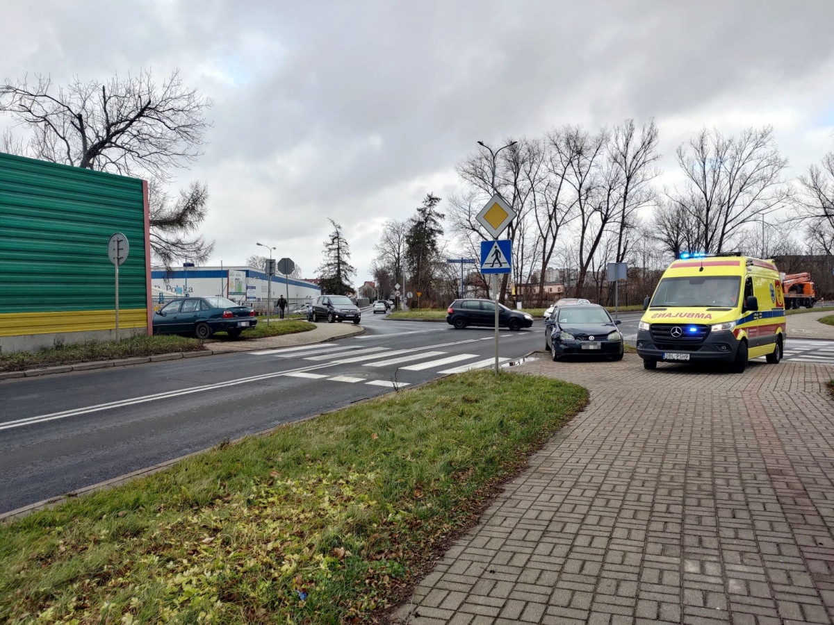 Zderzenie dwóch aut koło wiaduktu