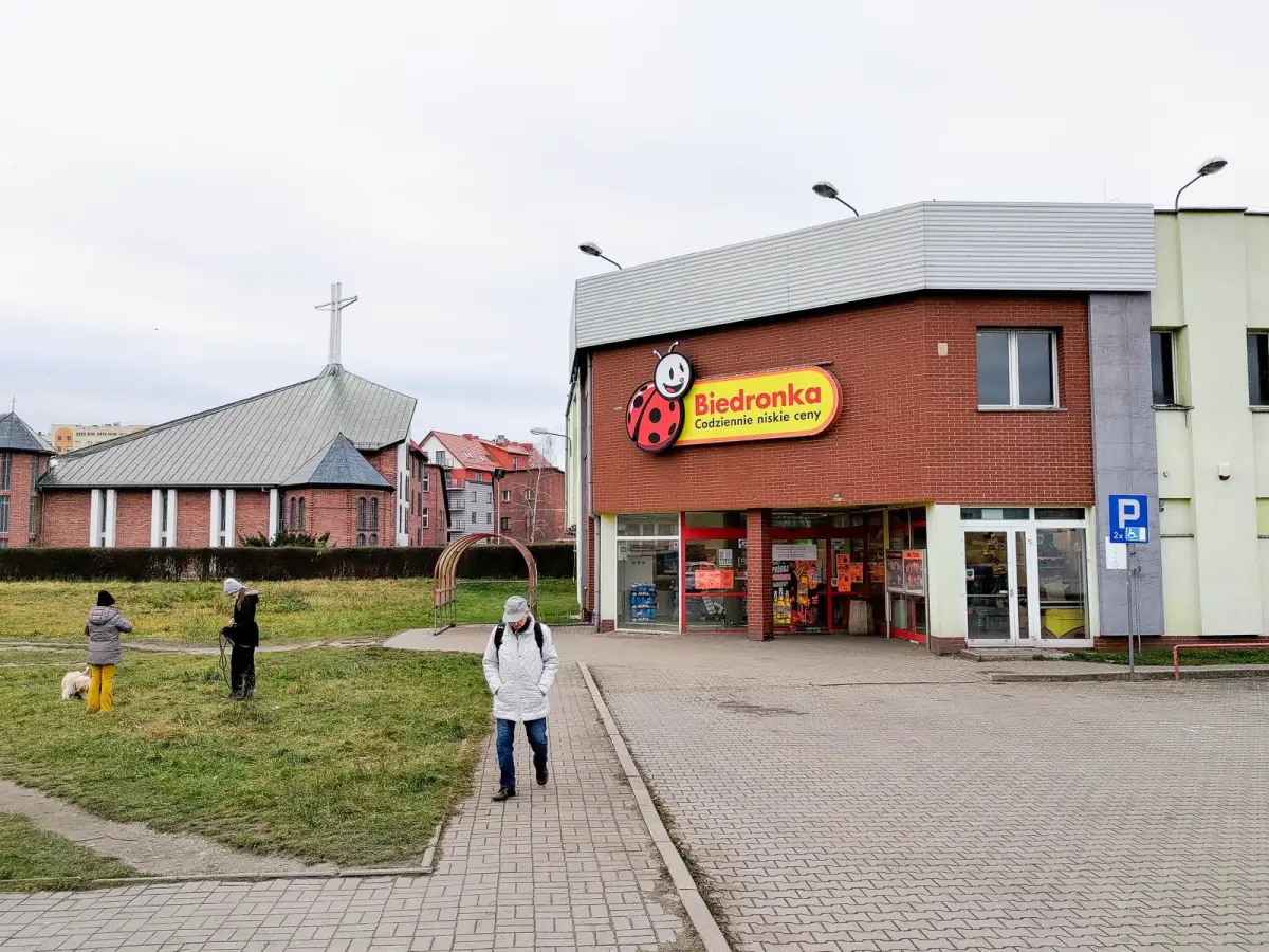 Budynek sieci Biedronka w Bolesławcu przy ul. Gałczyńskiego 15
