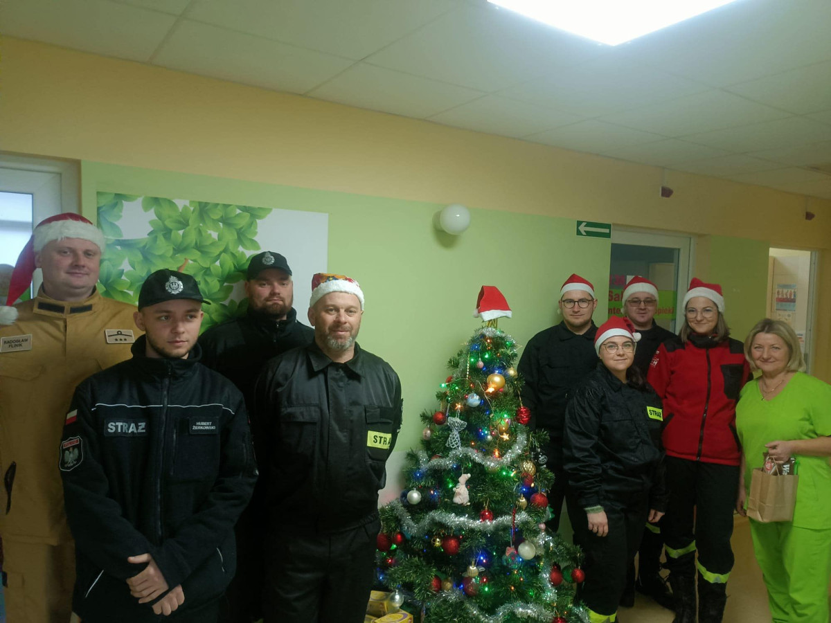 Druhowie i druhny z Godzieszowa i Węglińca z prezentami dla dzieci