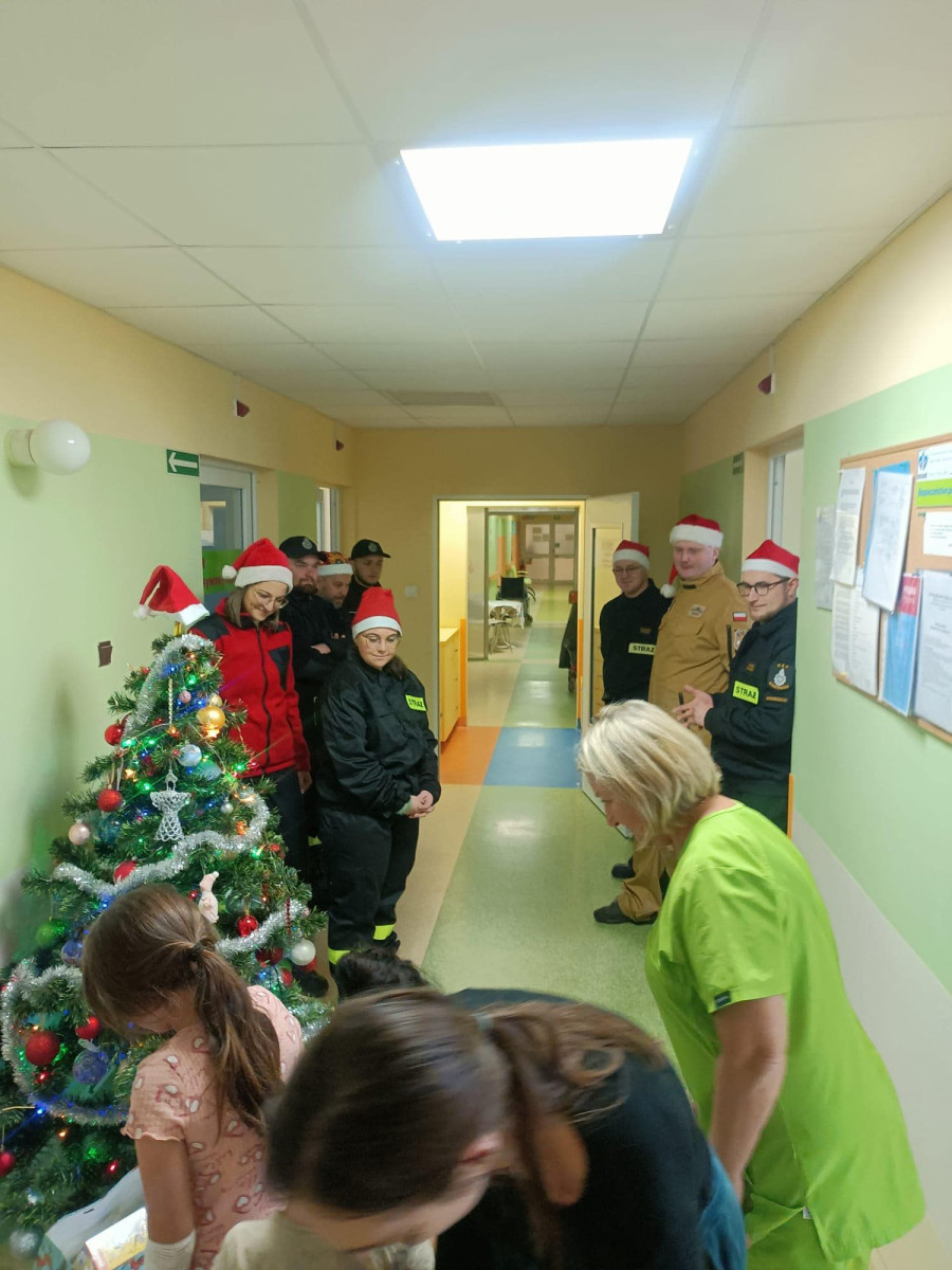 Druhowie i druhny z Godzieszowa i Węglińca z prezentami dla dzieci