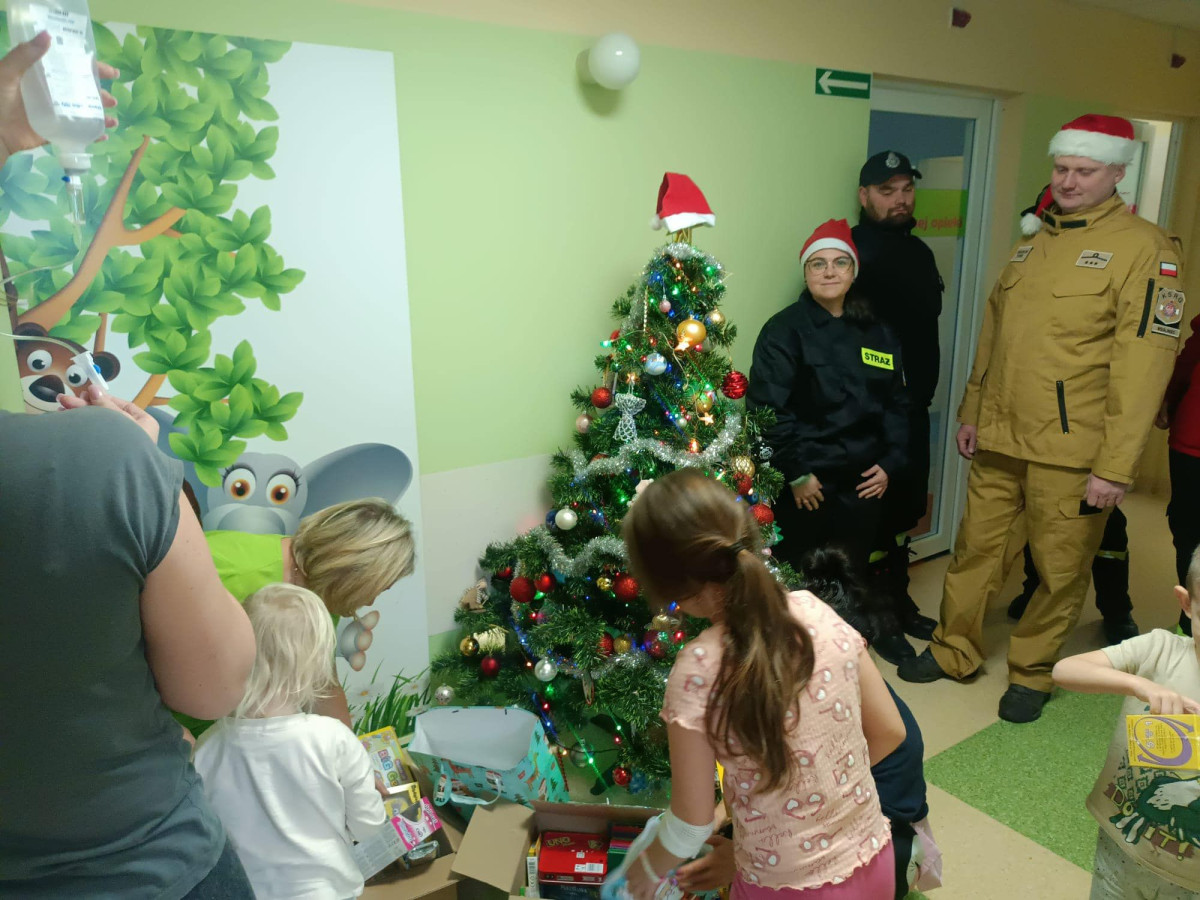 Druhowie i druhny z Godzieszowa i Węglińca z prezentami dla dzieci