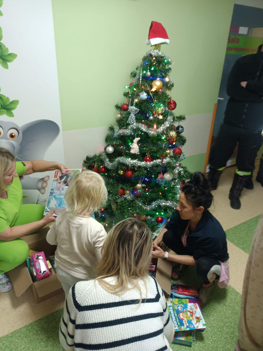 Druhowie i druhny z Godzieszowa i Węglińca z prezentami dla dzieci