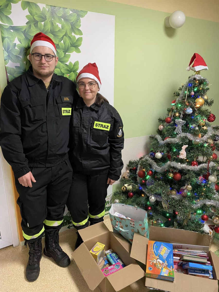 Druhowie i druhny z Godzieszowa i Węglińca z prezentami dla dzieci