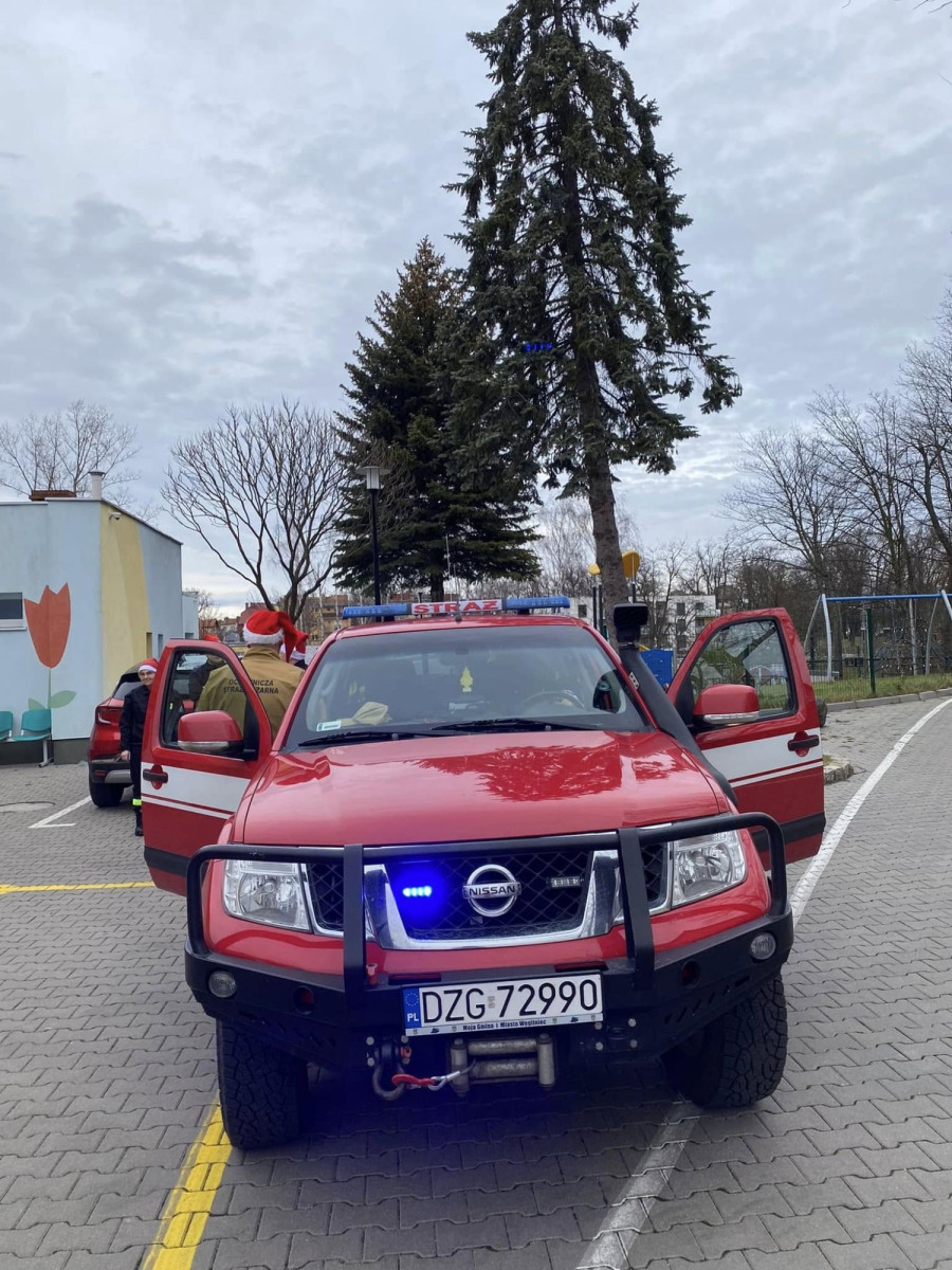 Druhowie i druhny z Godzieszowa i Węglińca z prezentami dla dzieci