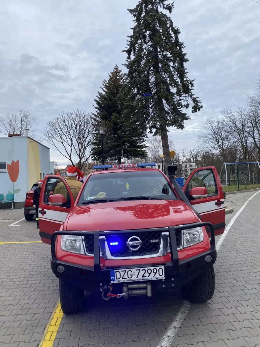 Druhowie i druhny z Godzieszowa i Węglińca z prezentami dla dzieci