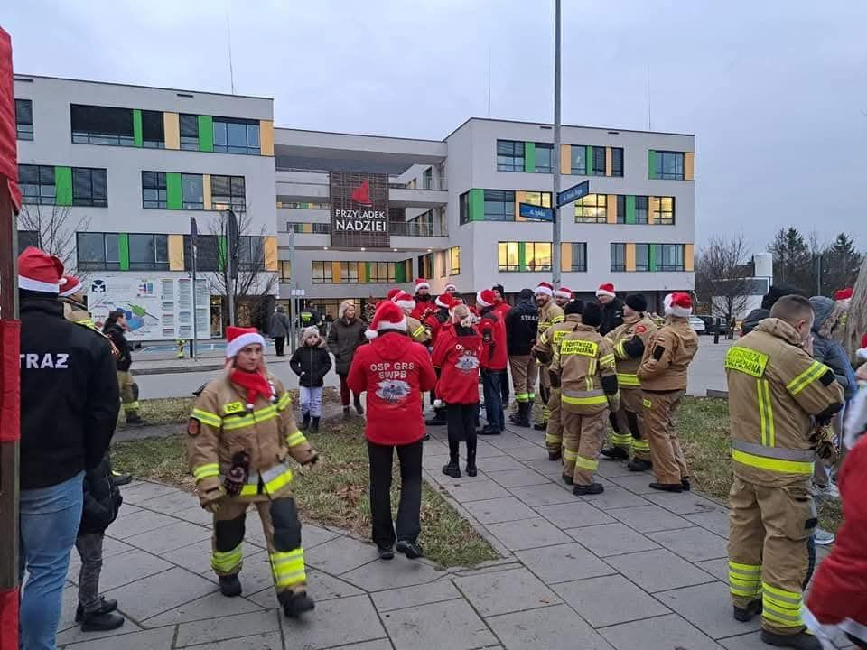 Druhowie i druhny z Godzieszowa i Węglińca z prezentami dla dzieci