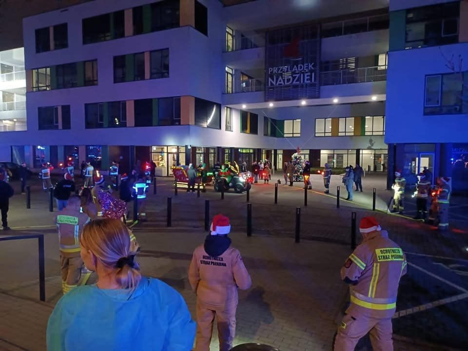 Druhowie i druhny z Godzieszowa i Węglińca z prezentami dla dzieci