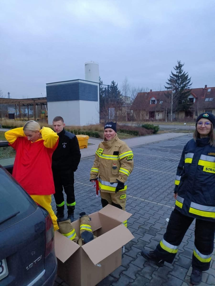 Druhowie i druhny z Godzieszowa i Węglińca z prezentami dla dzieci