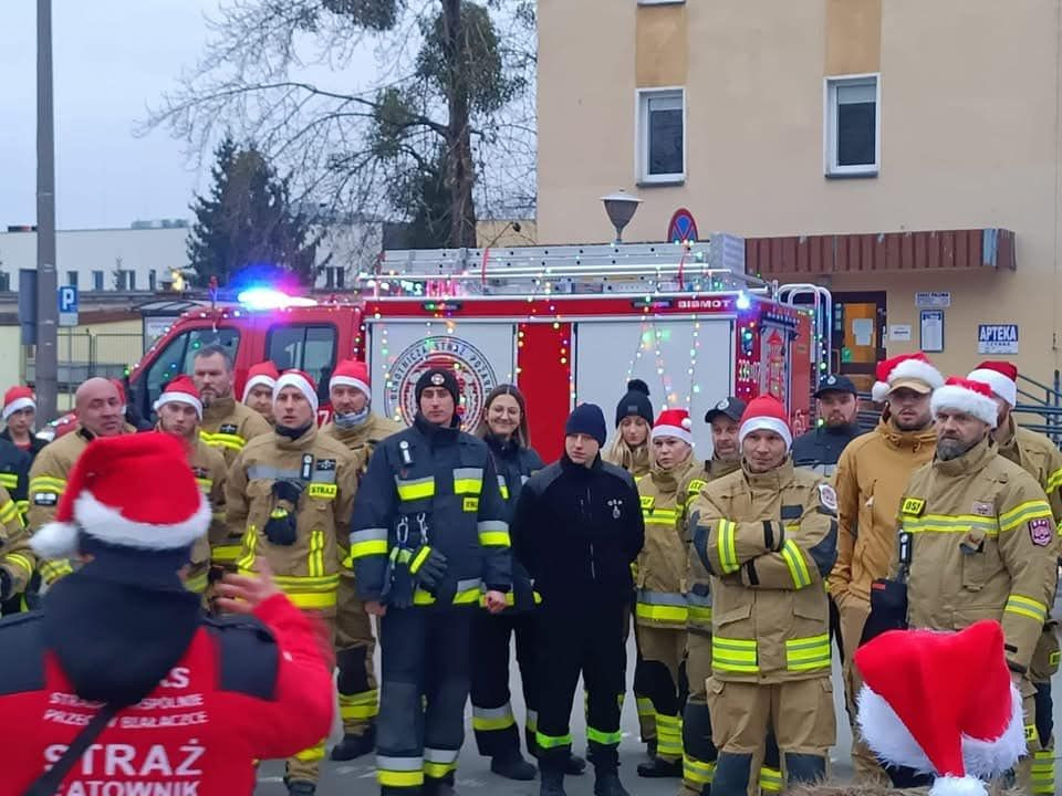 Druhowie i druhny z Godzieszowa i Węglińca z prezentami dla dzieci