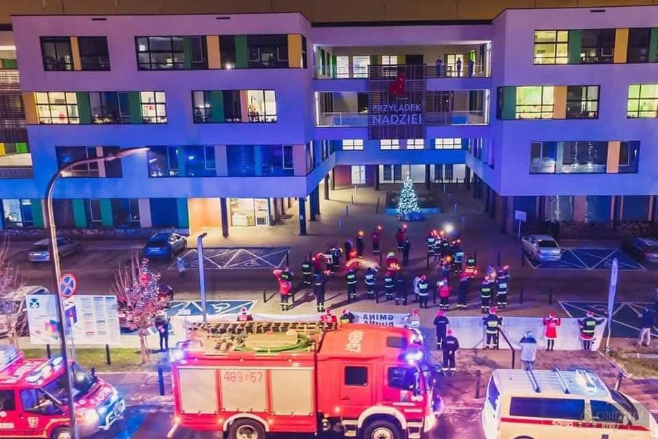 Druhowie i druhny z Godzieszowa i Węglińca z prezentami dla dzieci