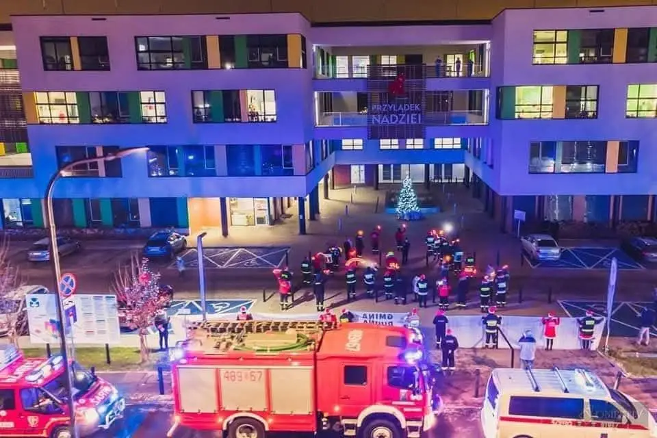Druhowie i druhny z Godzieszowa i Węglińca z prezentami dla dzieci