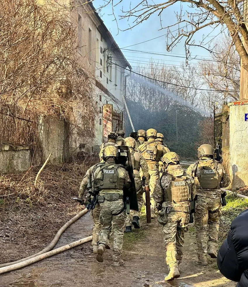 Dwie osoby nie żyją, jedna trafiła do szpitala. Policja o tragicznych wydarzeniach w Skale