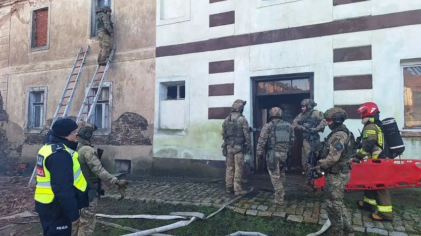 Dwie osoby nie żyją, jedna trafiła do szpitala. Policja o tragicznych wydarzeniach w Skale