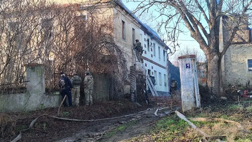 Dwie osoby nie żyją, jedna trafiła do szpitala. Policja o tragicznych wydarzeniach w Skale