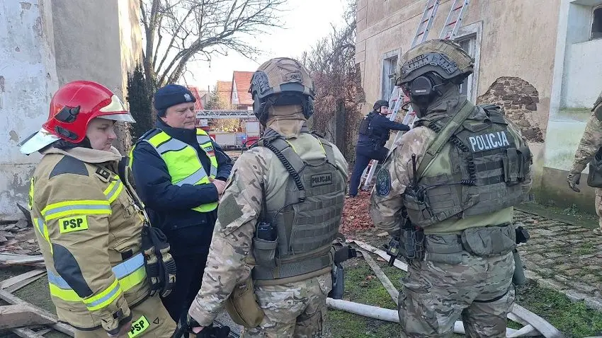 Dwie osoby nie żyją, jedna trafiła do szpitala. Policja o tragicznych wydarzeniach w Skale