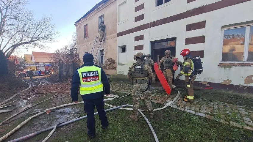 Dwie osoby nie żyją, jedna trafiła do szpitala. Policja o tragicznych wydarzeniach w Skale