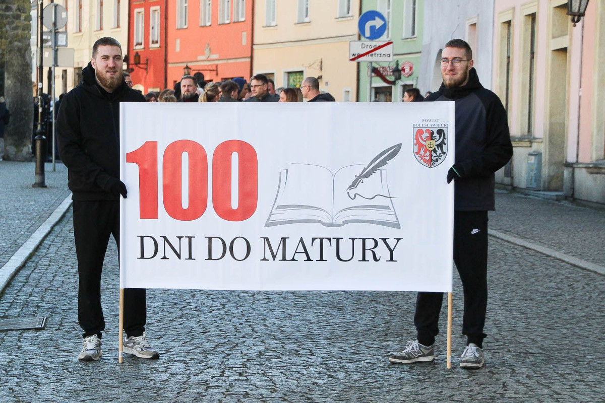 100 dni do matury. Maturzyści zatańczyli poloneza w rynku