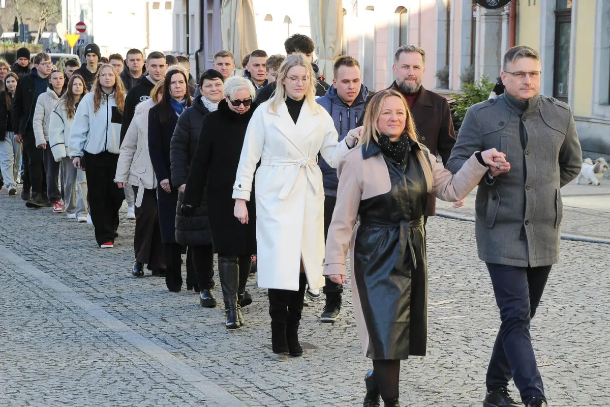 100 dni do matury. Maturzyści zatańczyli poloneza w rynku