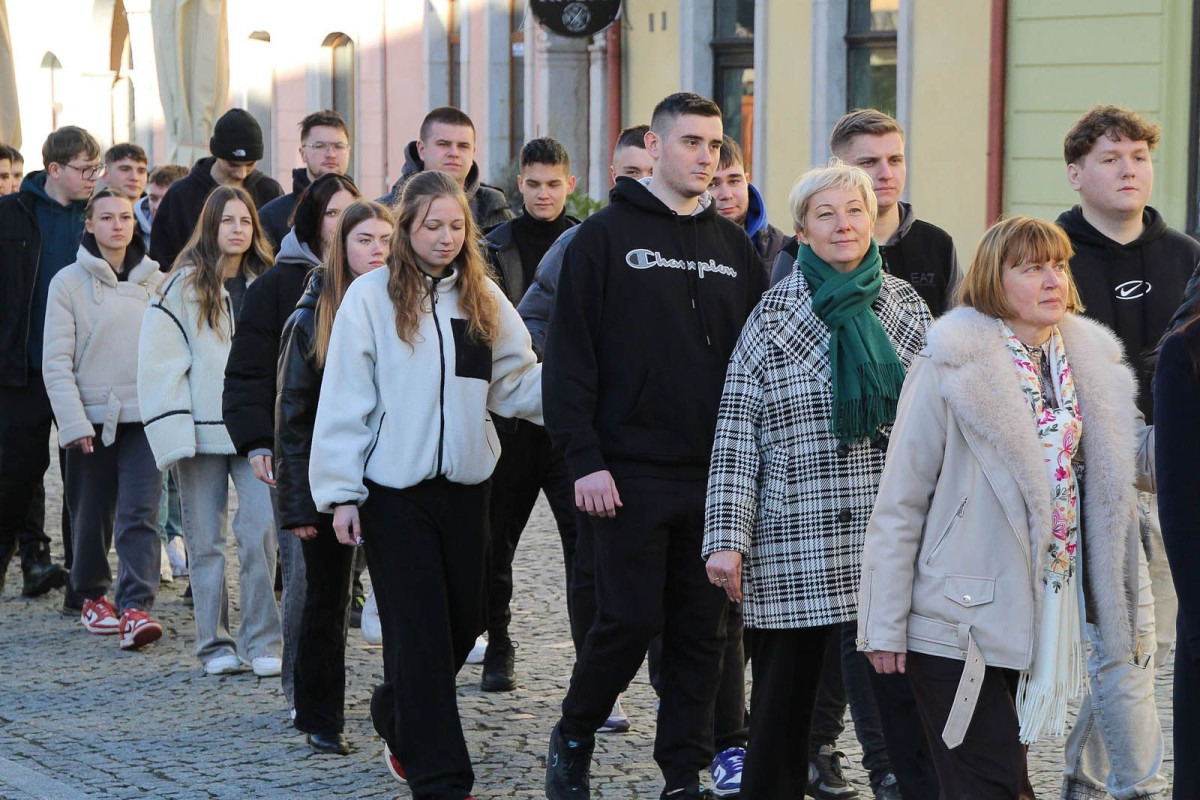 100 dni do matury. Maturzyści zatańczyli poloneza w rynku