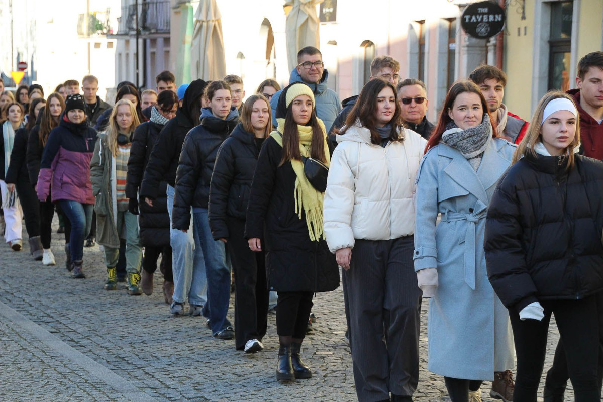 100 dni do matury. Maturzyści zatańczyli poloneza w rynku