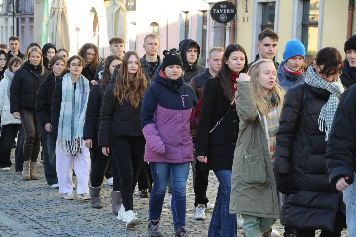 100 dni do matury. Maturzyści zatańczyli poloneza w rynku