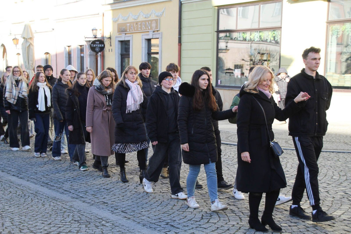 100 dni do matury. Maturzyści zatańczyli poloneza w rynku