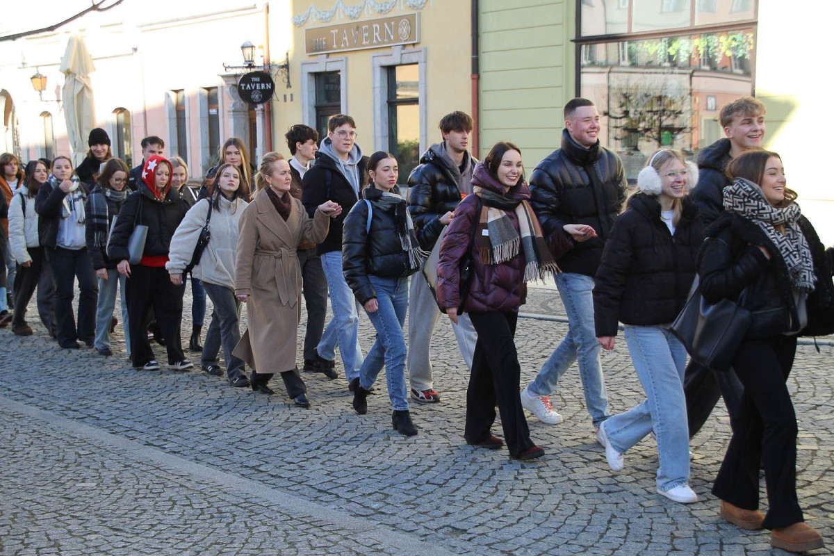 100 dni do matury. Maturzyści zatańczyli poloneza w rynku